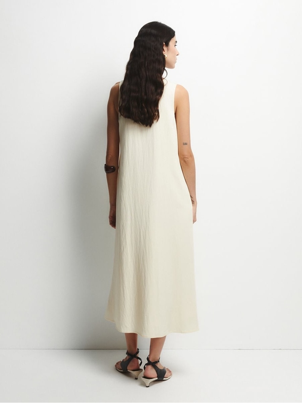 The Nkc Store Sleeveless V-Neck Satin Twist Midi Dress Cream One Size — image 4 of 8